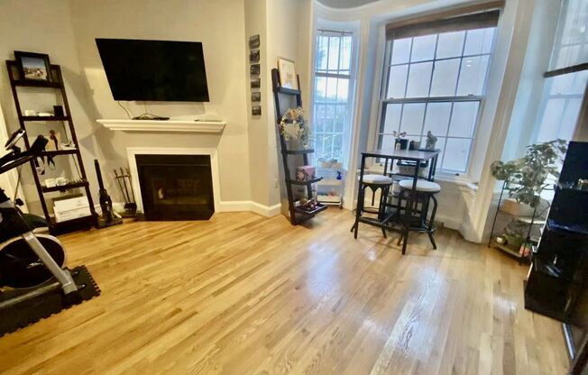 Beautiful 1-Bedroom Apartment in Fairmount with Roof Deck!