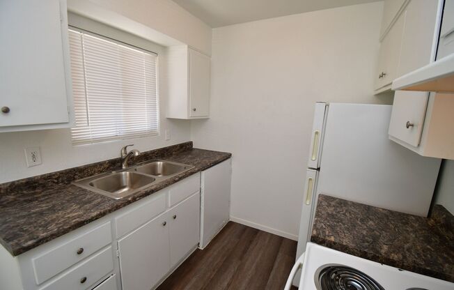715 N 11th St - 1 BEDROOM APARTMENT - DOWNTOWN - NO PETS