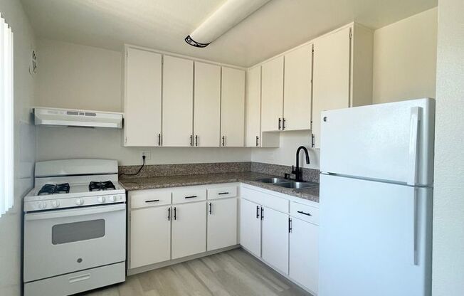 2 beds, 1 bath, 700 sqft, $1,946, Unit 545-1054