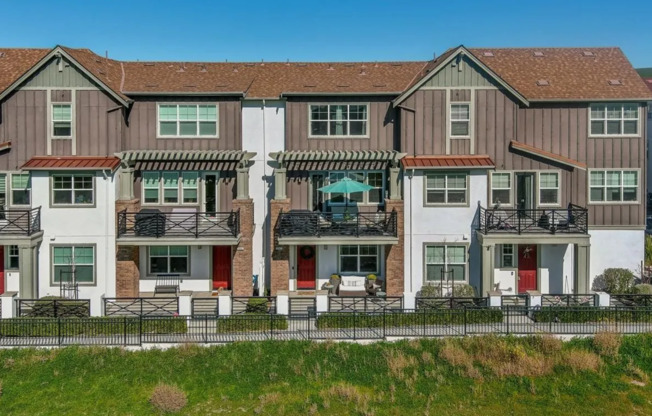 Jordan Ranch Townhouse 4 bed / 3.5 bath, Great school, close to BART, 580/680 access and shopping