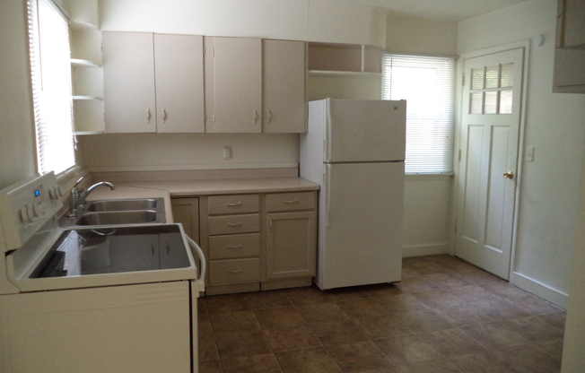 3 beds, 2 baths, $945