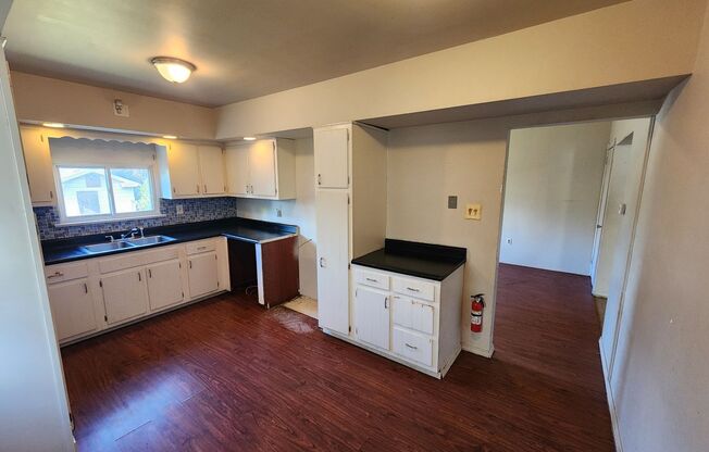 3 beds, 1 bath, $1,295