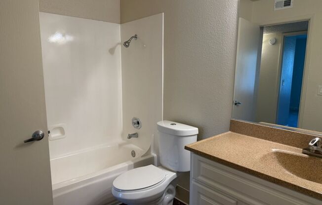 2 beds, 1 bath, 1,015 sqft, $1,795, Unit 089