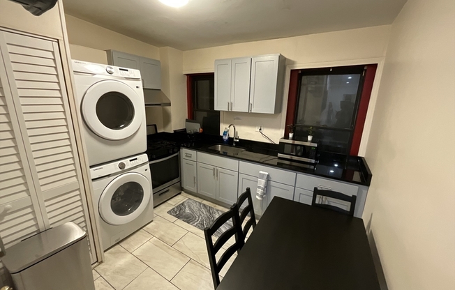 3 beds, 1 bath, 1,100 sqft, $4,700, Unit 3