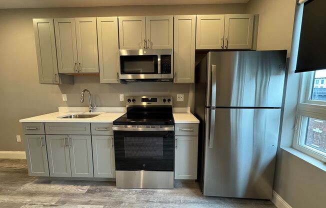 2 beds, 1 bath, $2,800, Unit 301