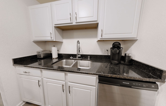 2 beds, 1 bath, 888 sqft, $2,200