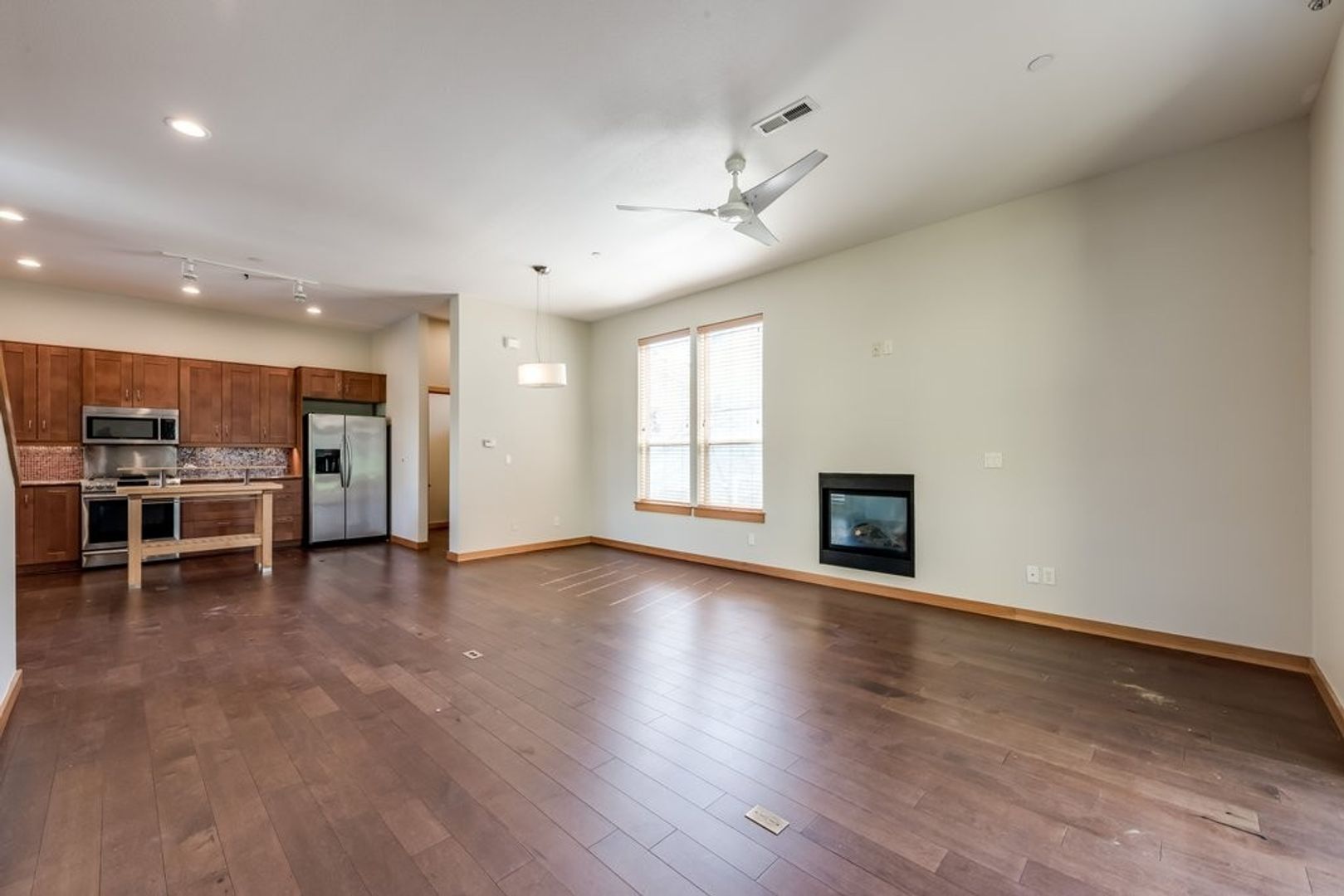 Luxury Three Bedroom Townhome in Johns Landing!