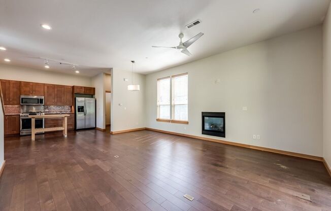 Luxury Three Bedroom Townhome in Johns Landing!
