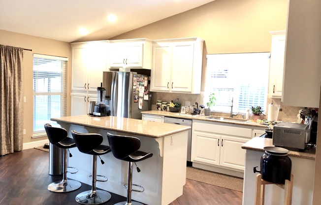 Beautiful 3 Bedroom 2 Bath Home~ Adorable!