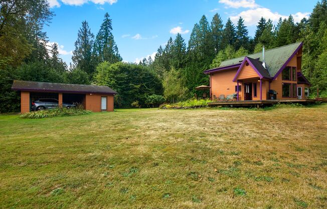 2 Bed + Den 2.5 Bath Home on Beautiful Secluded Property Close to Duvall