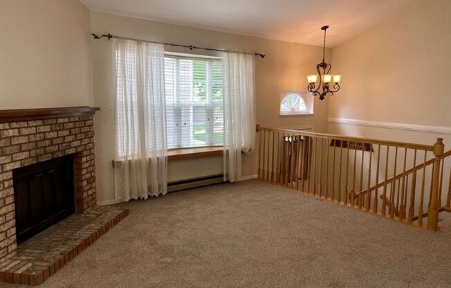 Light & Bright End Unit Townhouse!