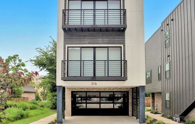 Like New Executive Townhome in Downtown Bentonville! 2 Blocks from the Momentary!