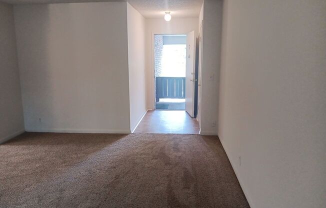 2 beds, 1 bath, 925 sqft, $1,085, Unit X07