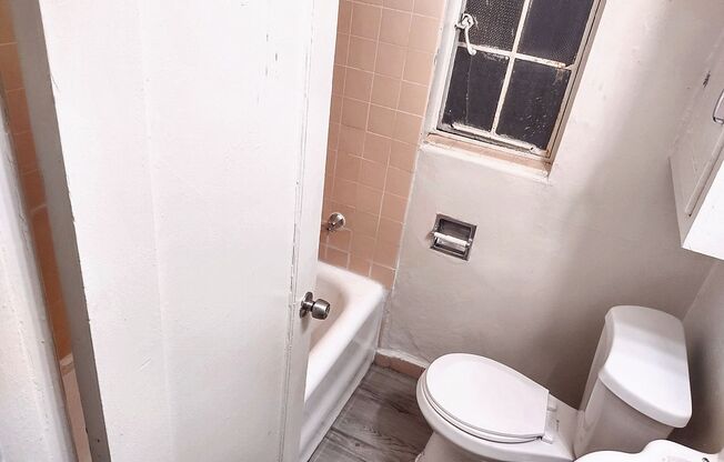 Studio, 1 bath, $1,300, Unit 14