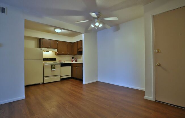 1 bed, 1 bath, 800 sqft, $850, Unit 1420 West Glen Avenue Apt 210