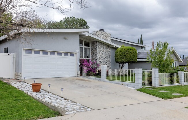 Spacious 3BR / 2BA Single-Story Pool Home in Granada Hills