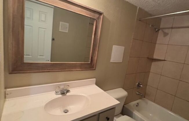 2 beds, 1.5 baths, 807 sqft, $985, Unit 3005-05