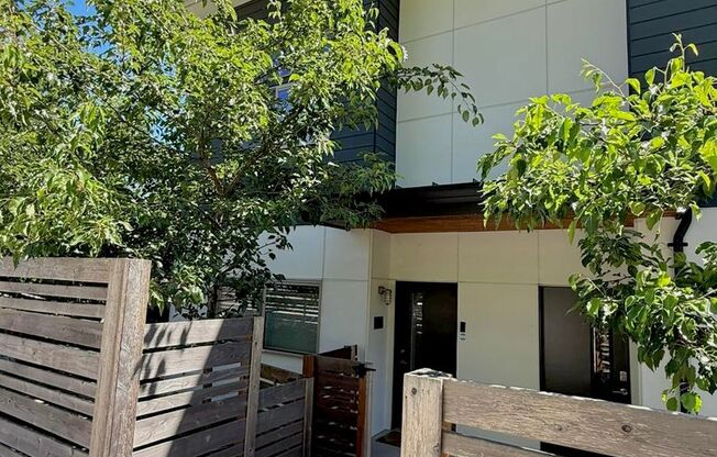 Contemporary 3BR Seattle Townhome – Comfort Meets Functional