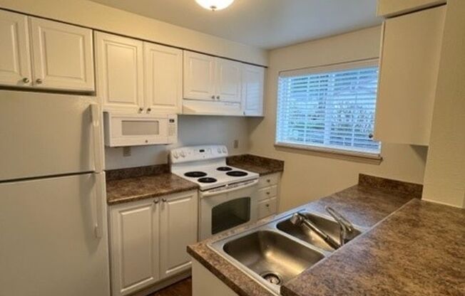 2 beds, 1 bath, 915 sqft, $1,625, Unit 412