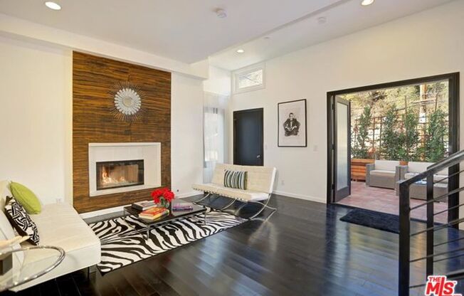 Exceptional Contemporary 3 bed 3.5 bath home in Serene Canyon Setting in Beverly Hills