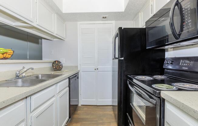 1 bed, 1 bath, 715 sqft, $745