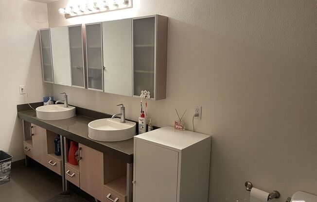 1 bed, 2 baths, 1,130 sqft, $2,800, Unit 235