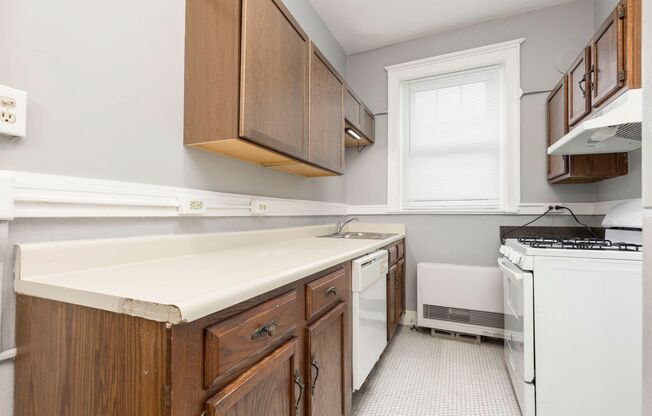 2 beds, 1 bath, $1,100, Unit #41