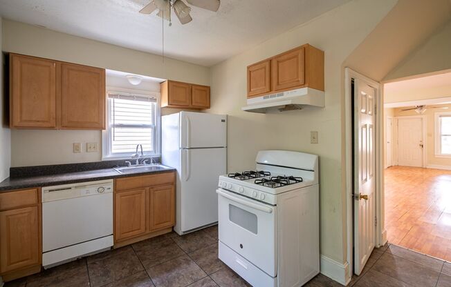 2 beds, 1 bath, $1,350, Unit 1417 N. 6th St.