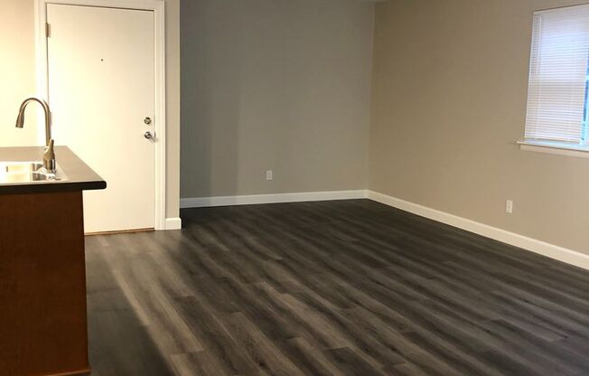1 bed, 1 bath, 775 sqft, $1,300, Unit 1605E