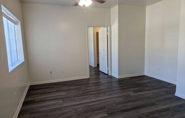 2 beds, 2 baths, $1,400, Unit B