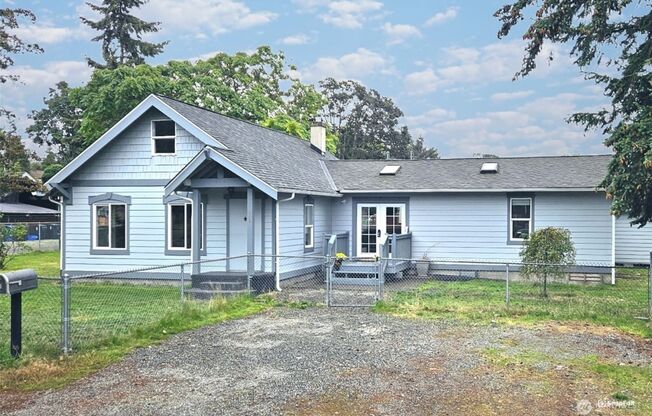 South Tacoma Beautifully Renovated 3bd 2 bath with nice yard.