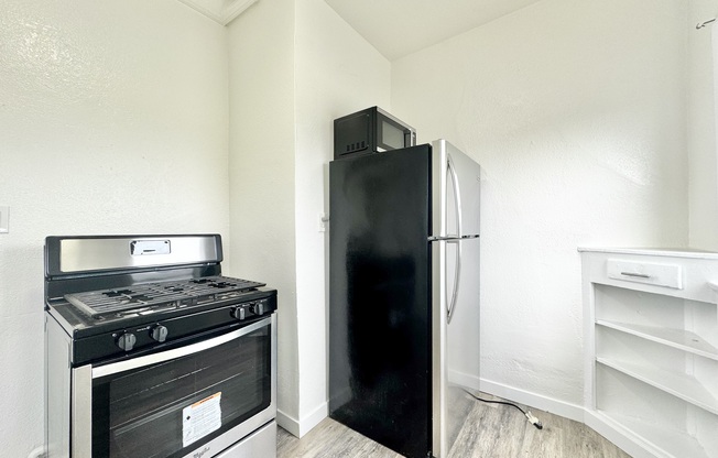 704 W 54 ST