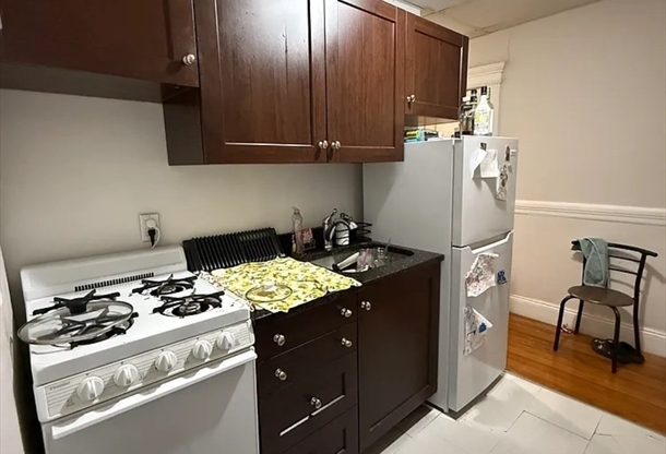 3 beds, 1 bath, 999 sqft, $4,200, Unit 25