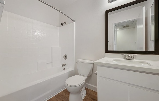 full bath with vinyl wood like flooring and shower-tub combo