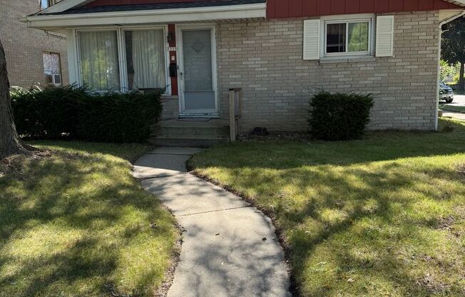 3BR SINGLE FAMILY HOME, YARD, GARAGE, FULL BASEMENT! GREAT HOME, VERY HANDY LOCATION!