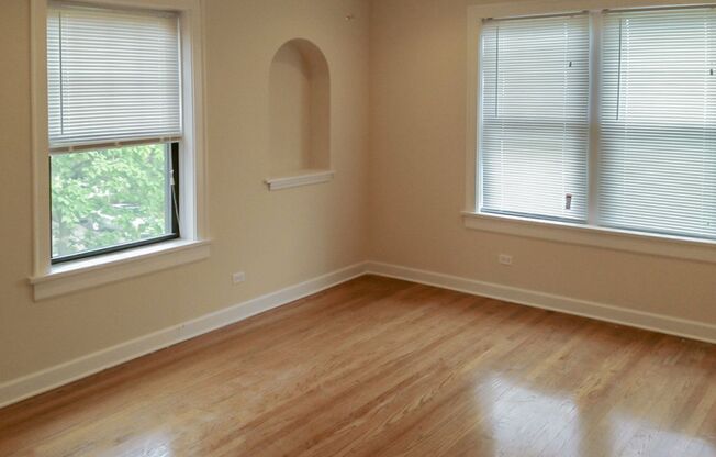 3 beds, 1 bath, 1,240 sqft, $3,550, Unit 1819L-2