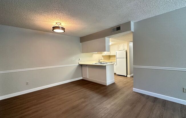 2 beds, 1 bath, 895 sqft, $1,700, Unit 490102