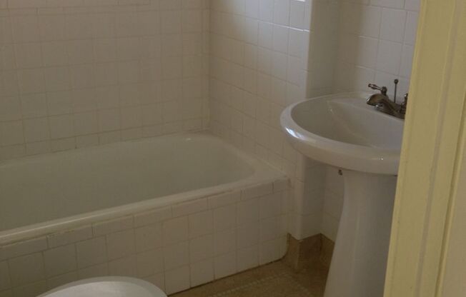 1 bed, 1 bath, $850, Unit C-9