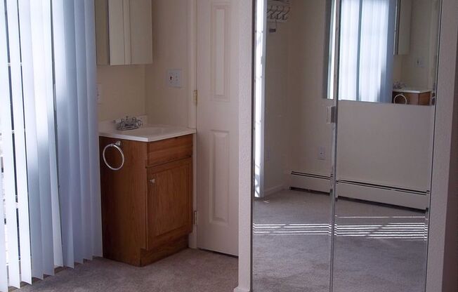 Studio, 1 bath, 400 sqft, $870, Unit 680-112 b