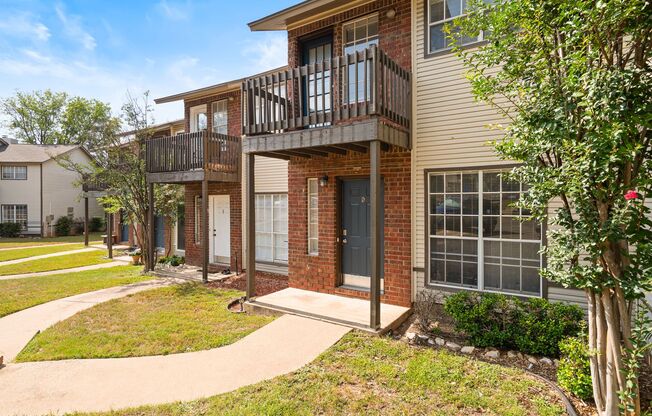 RIVER CROSSING TOWNHOME - 2BD -2.5BA - GREENBELT VIEW - WASHER/DRYER - RESERVED PARKING