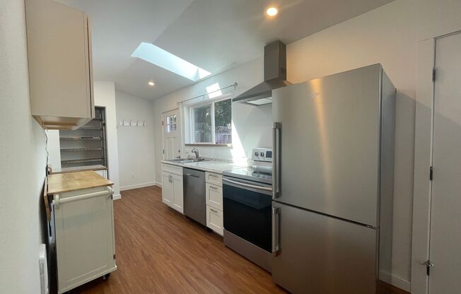 Charming 2-Bedroom Cottage in Rose City Park with Washer & Dryer and Engineered Hardwood Flooring!