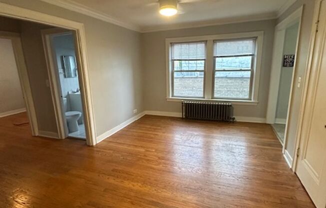 Spacious, One Bedroom in Downtown Arlington Heights, Walk to Metra, Great Location!