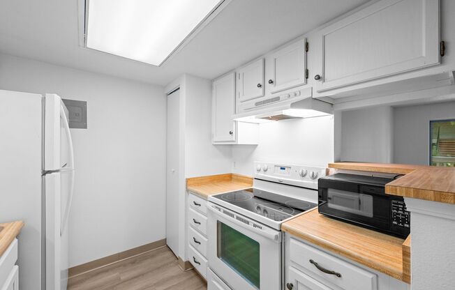 1 bed, 1 bath, $1,500, Unit # 102R