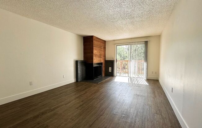 2 beds, 1 bath, 886 sqft, $1,715, Unit 15