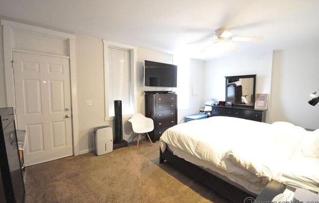 2 beds, 1 bath, $1,850, Unit 842-A