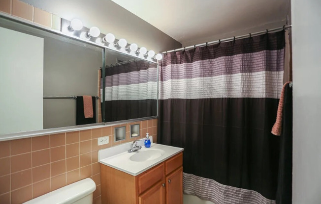 836 W WILSON