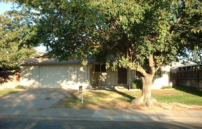 Large 4 bedroom 2 bath home FOR RENT!