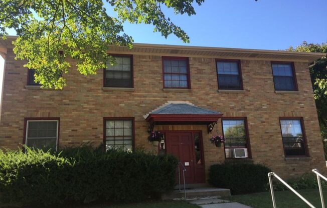 Milwaukee - Near Brewer Stadium - One Bedroom One Bath Apt