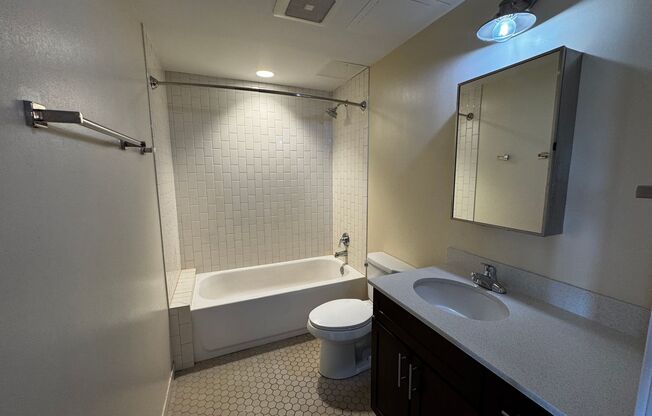 2 beds, 1 bath, 978 sqft, $2,250, Unit 609