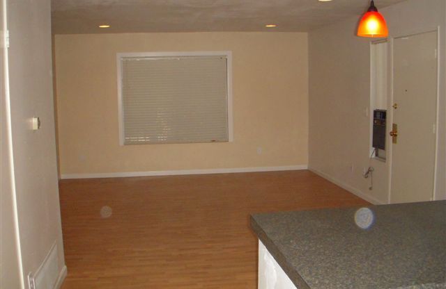 CUTE 2BDRM/2BATH HOUSE IN PARADISE HILLS
